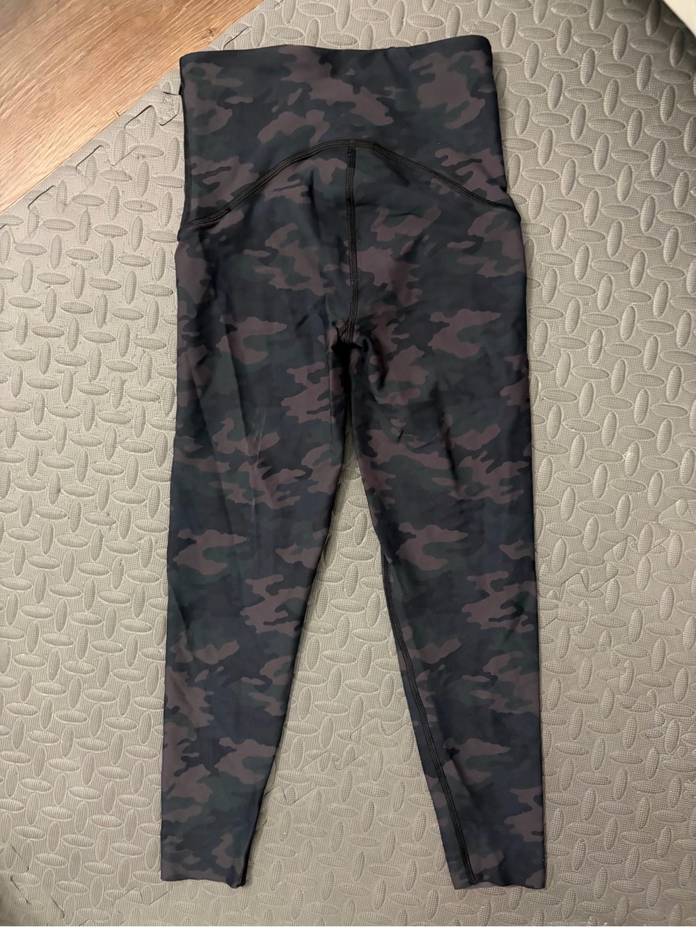 Women’s Spanx booty boost 7/8 leggings camo small